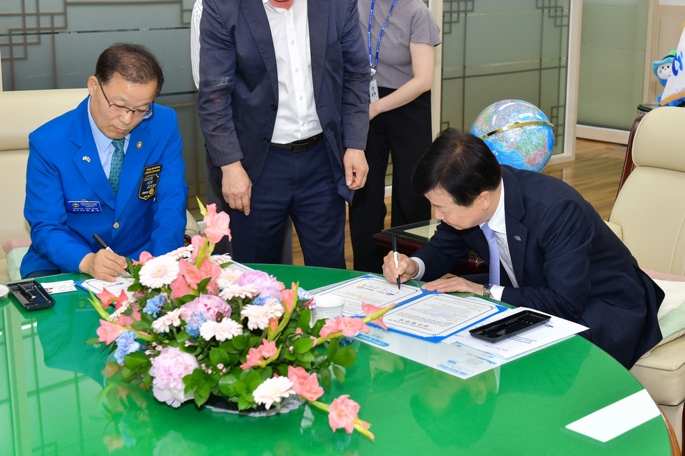 20250530 2026여수세계섬박람회 성공 개최를 위한 여수시-국제로타리3610지구 업무협약식-6.jpg