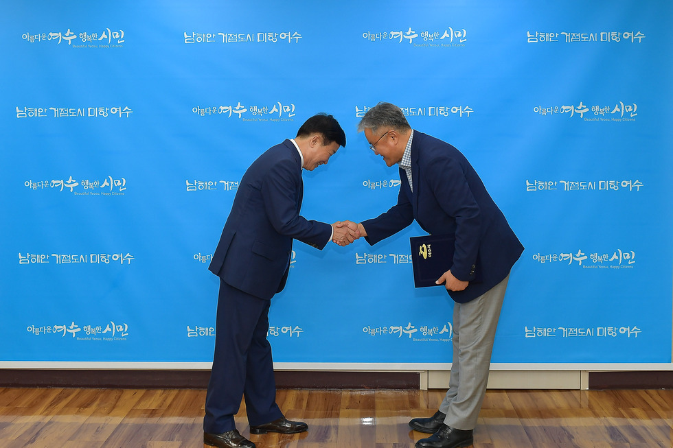 20250701 여수시 다함께돌봄 아이나래 행복센터 1~4호점 위탁증서 전달식-1.jpg