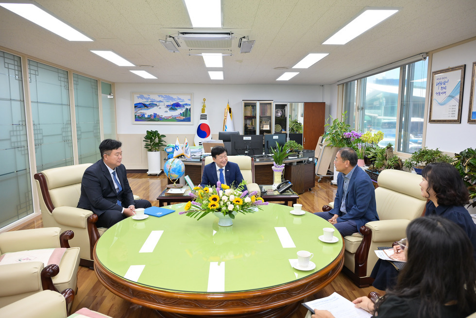 20250701 직장운동경기부 육상감독 임용장 수여-4.jpg