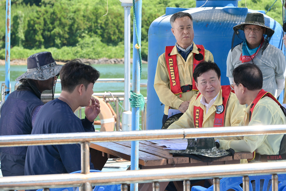 20250729 하절기 현안 사업 및 폭염 관련 현장 방문(해상가두리 양식장 점검)-12.jpg