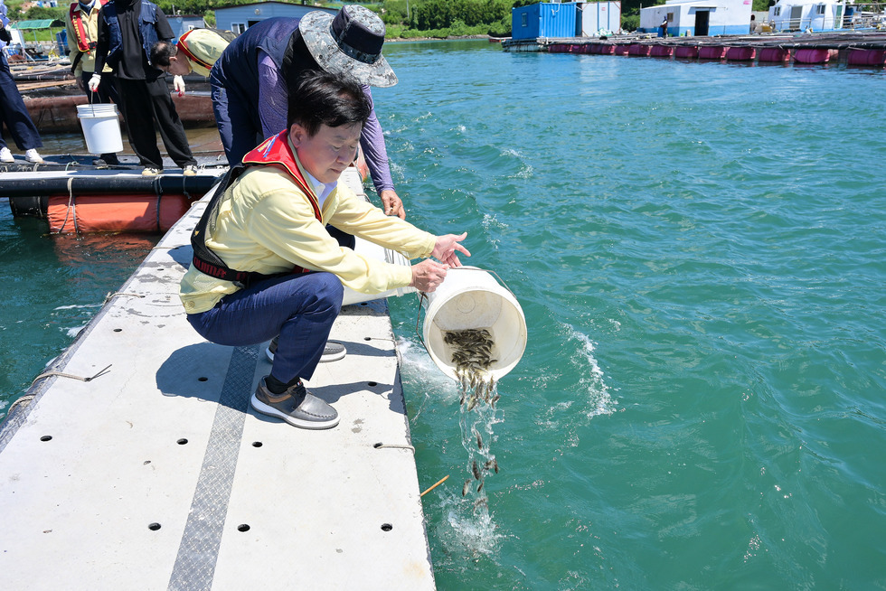 20250729 하절기 현안 사업 및 폭염 관련 현장 방문(해상가두리 양식장 점검)-18.jpg