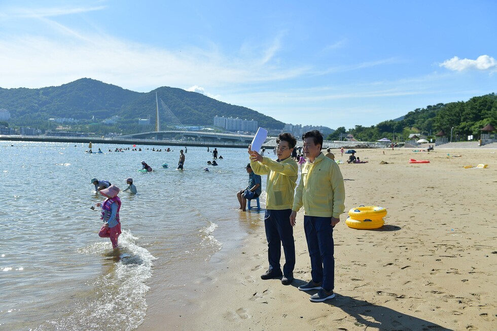 20250729 하절기 현안 사업 및 폭염 관련 현장 방문(웅천해수욕장, 만성리해수욕장)-6.jpg