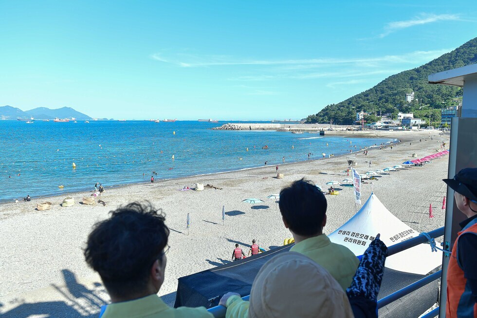 20250729 하절기 현안 사업 및 폭염 관련 현장 방문(웅천해수욕장, 만성리해수욕장)-8.jpg