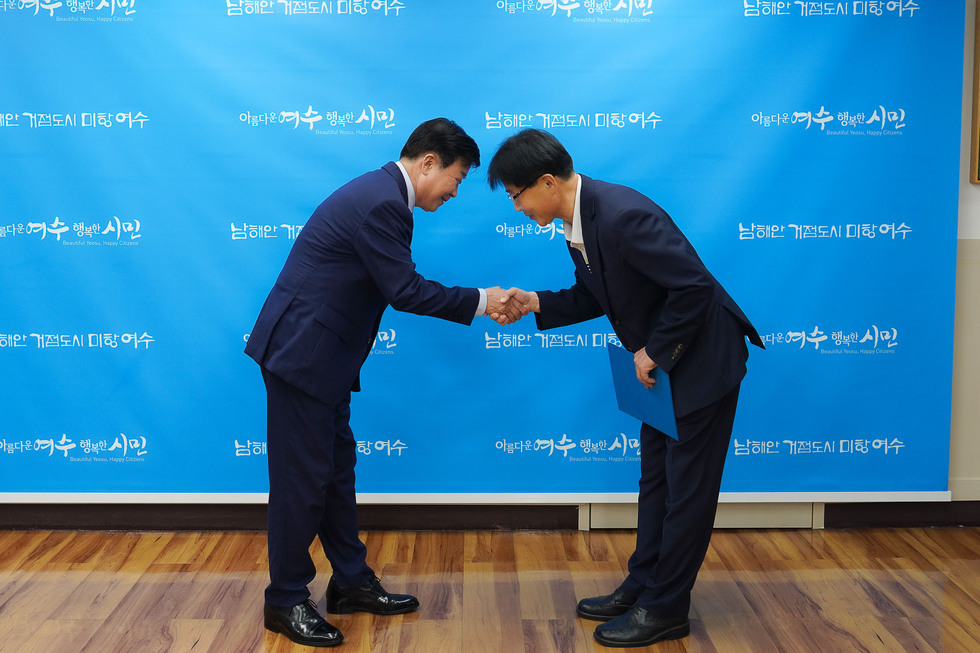20250925 여수시도시관리공단 이사장 임명장수여식-2.jpg