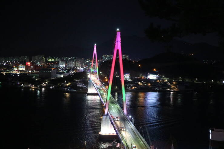 돌산공원에서 본 돌산대교의 야경입니다. 