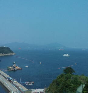 남해바다와 함께 보인 오동도는 경치가 환상적이었습니다.