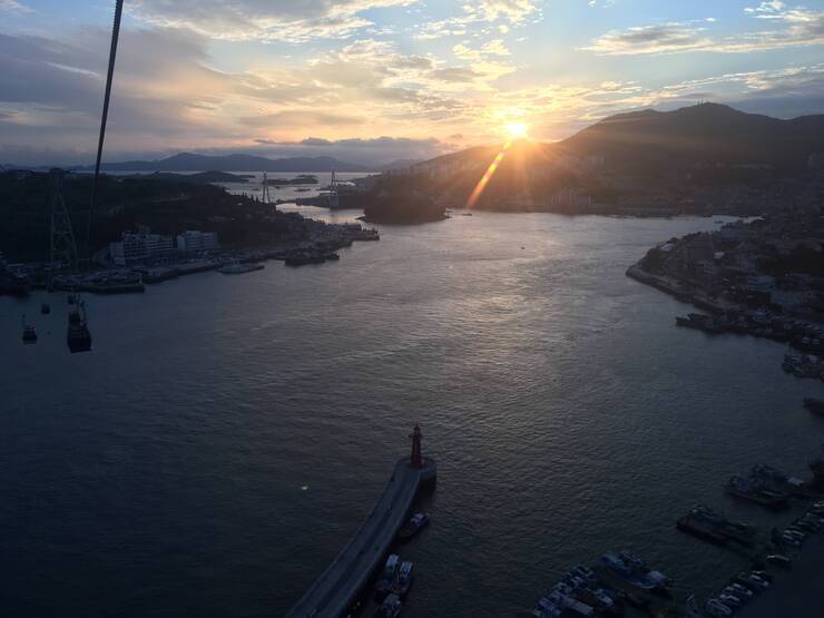 해상케이블을 타며 보는 일몰을 찍은 사진