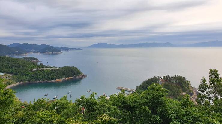 향일암에서 내려다본 여수 바다예요.