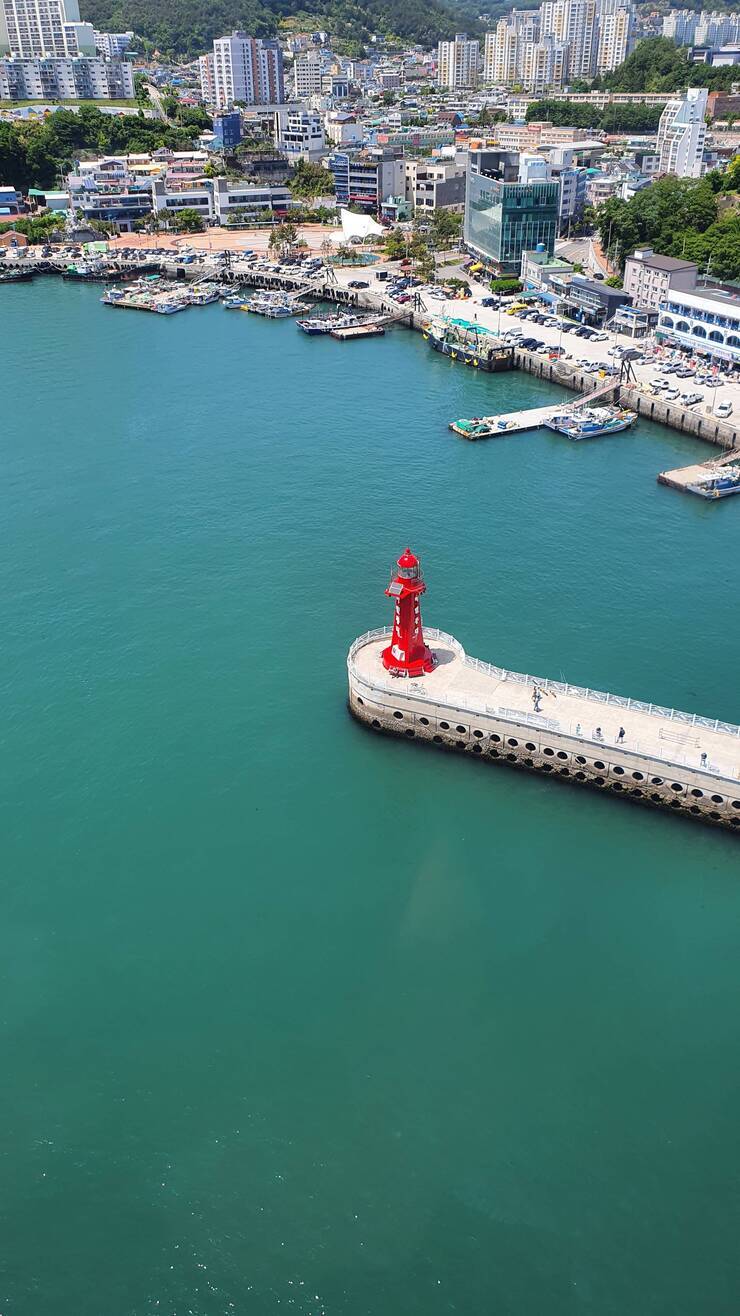 해상케이블카에서 바라보는 해멜 등대의 뷰는 끝내준다.