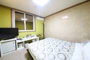 침대가 있는 일반실 방 내부 전경