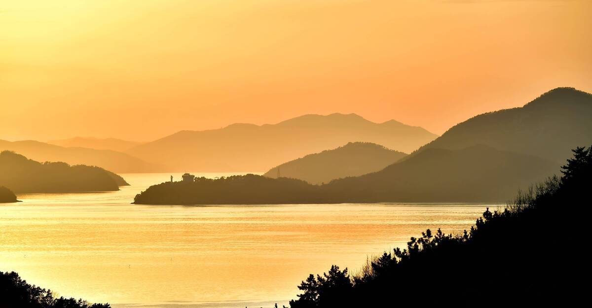돌산에서 바라본 백야도등대
