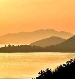 돌산에서 바라본 백야도등대