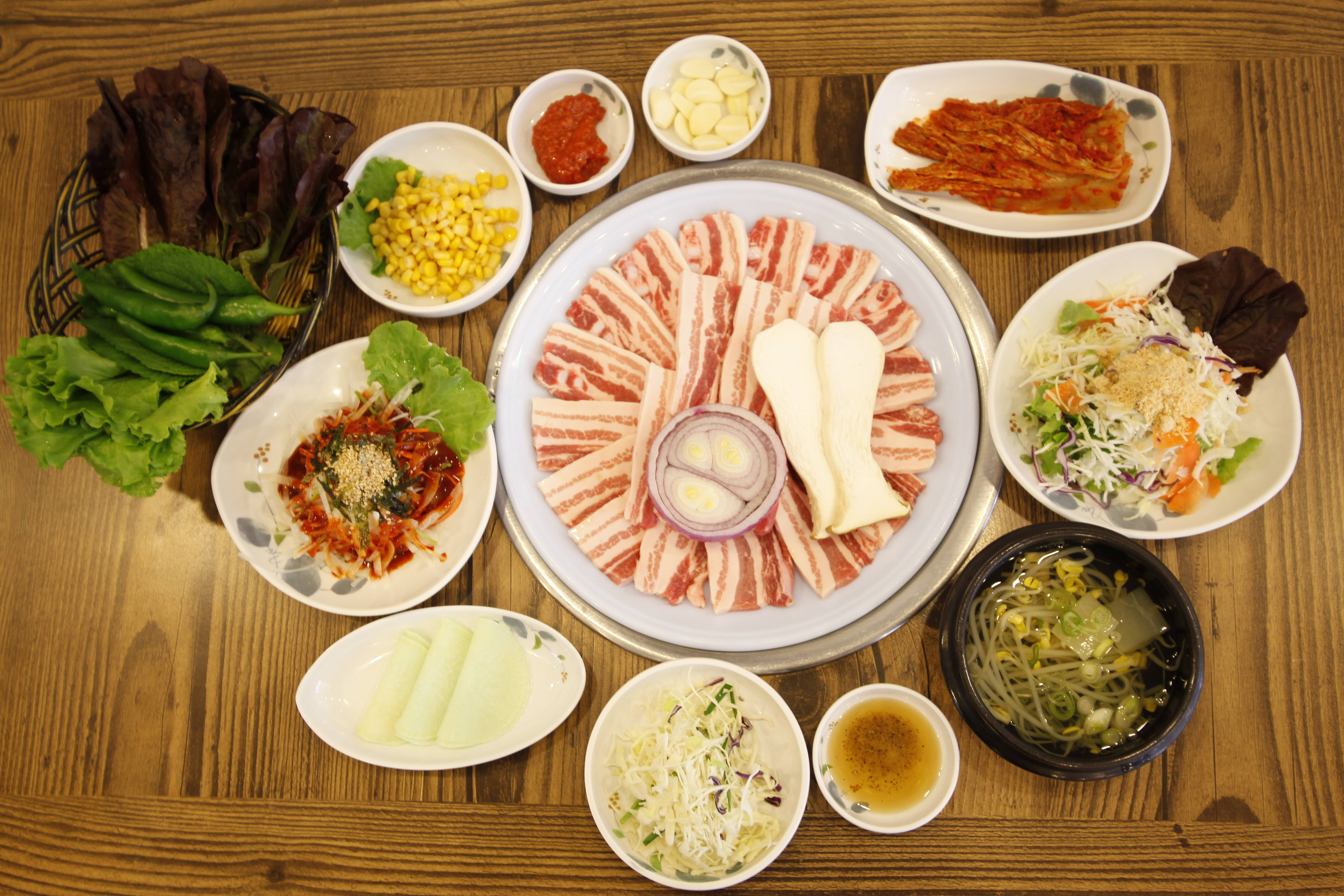 명성숯불갈비_전체상차림.JPG의 1번째 이미지
