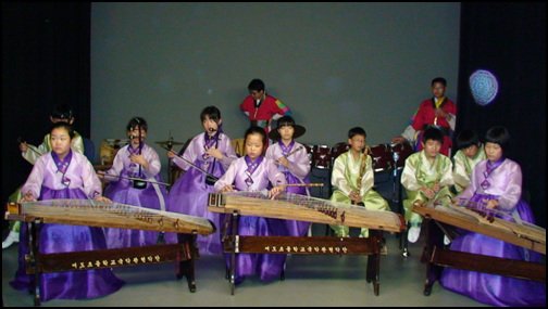 한복을 입은 어린이국악관현악단의 가야금 연주 모습