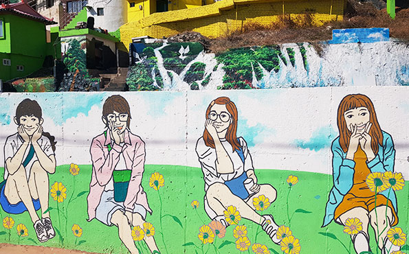 4명의 여자가 꽃밭에 앉아 포즈를 취하는 그림