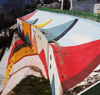 색색깔의 지붕 그림이 있는 옹벽