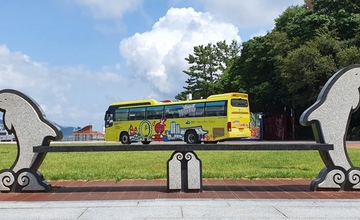 우리가 타고 온 예쁜 노랑 낭만버스..  오동도에서 잠시 쉬는 동안 너무 예쁜 버스와 돌고래 의자가 보이기에 멋지게 담은 사진.