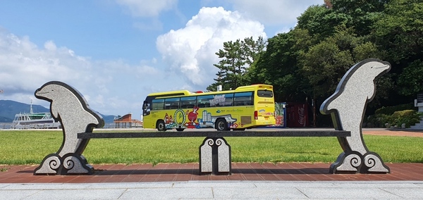 우리가 타고 온 예쁜 노랑 낭만버스..  오동도에서 잠시 쉬는 동안 너무 예쁜 버스와 돌고래 의자가 보이기에 멋지게 담은 사진.