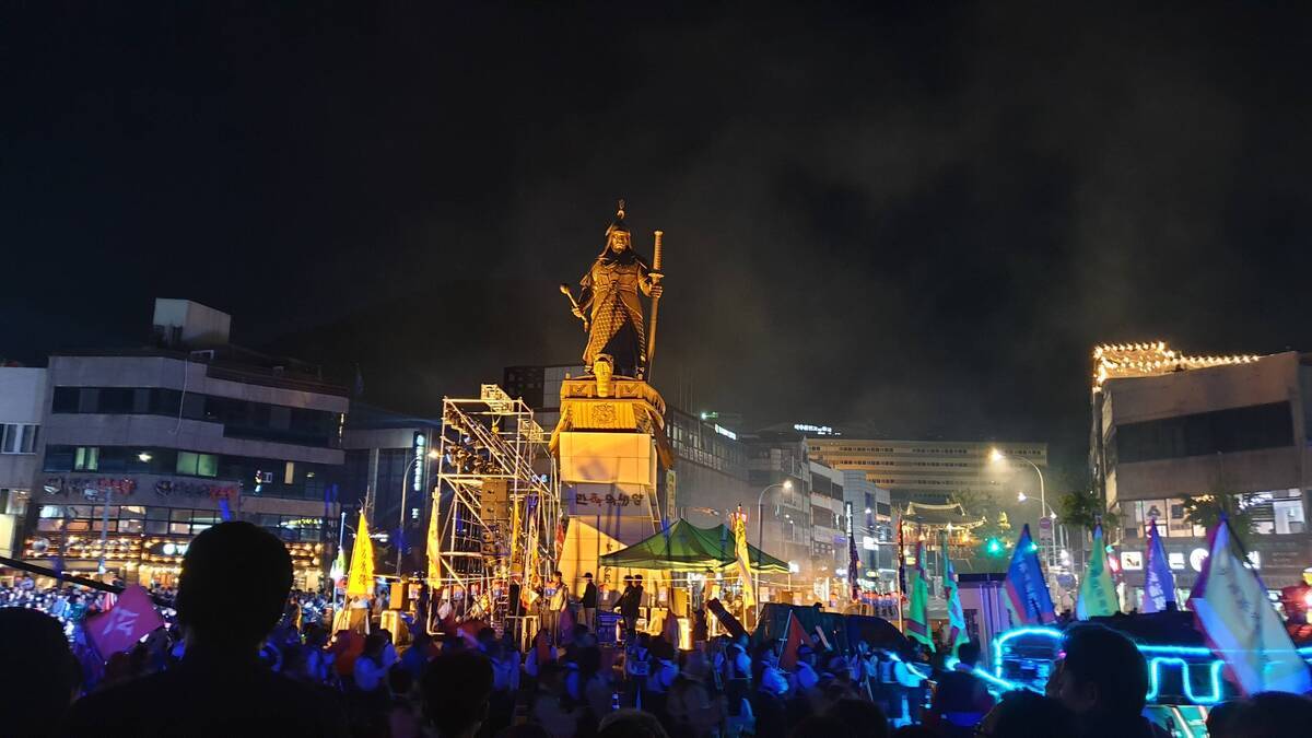 이순신장군상 앞 무대