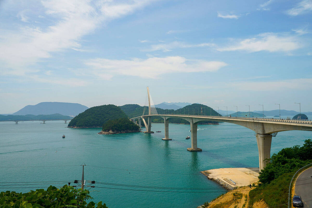조발도 더섬에서 보이는 여수 대교