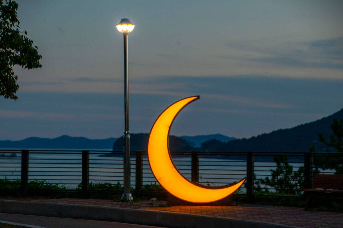 초승달 모양의 노란색 조형물