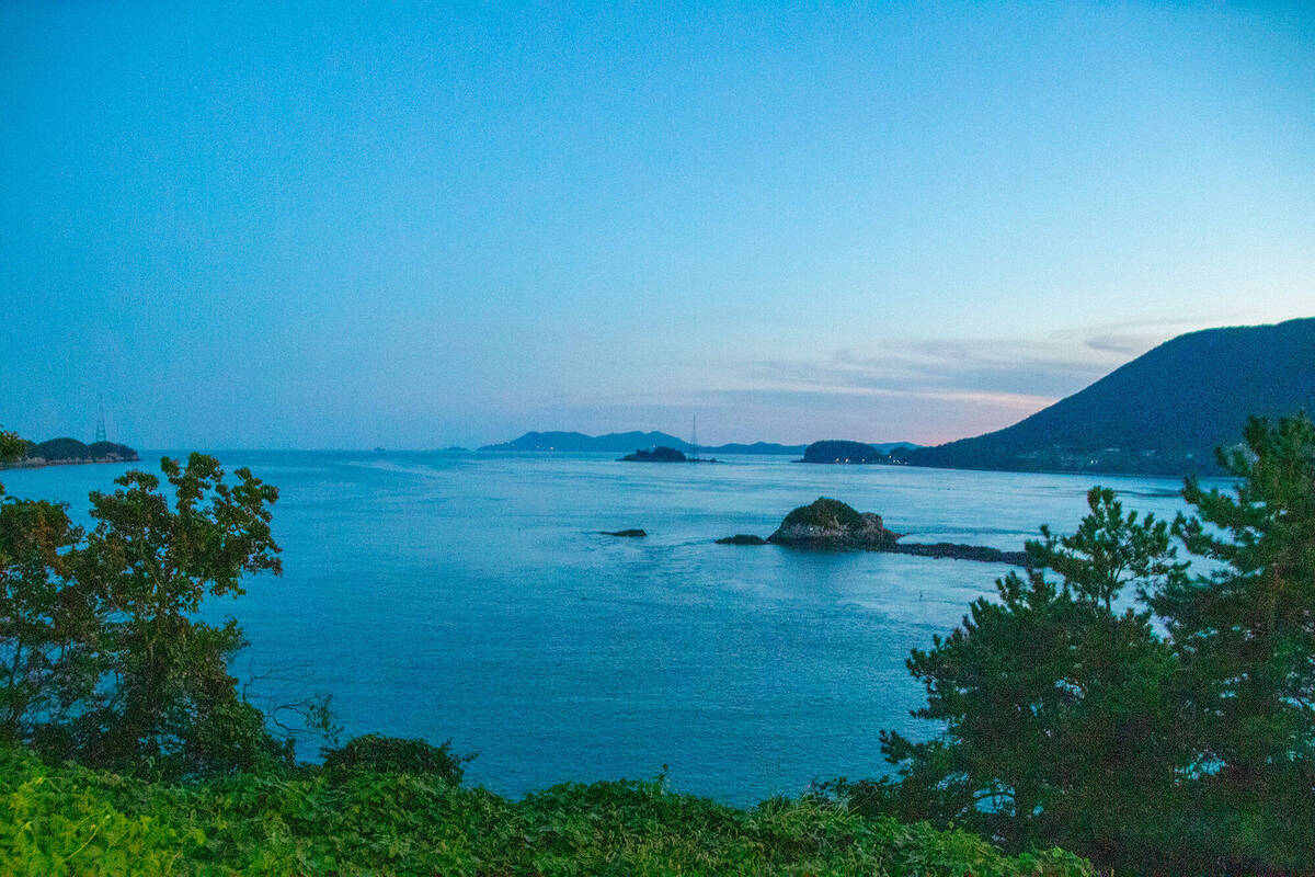 어두워지고 있는 저녁 전망대에서 바라본  있는 바다 전경