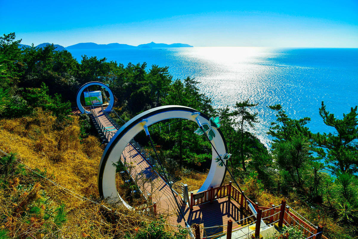 금오도 출렁다리에서 바라본 바다 전경