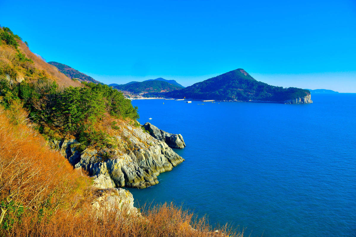 절벽과 파란 바다 