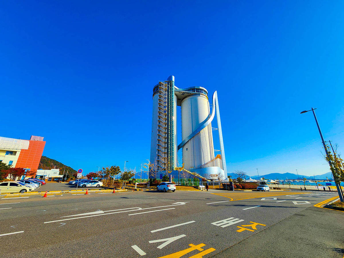 두개의 탑으로 이어진 건물