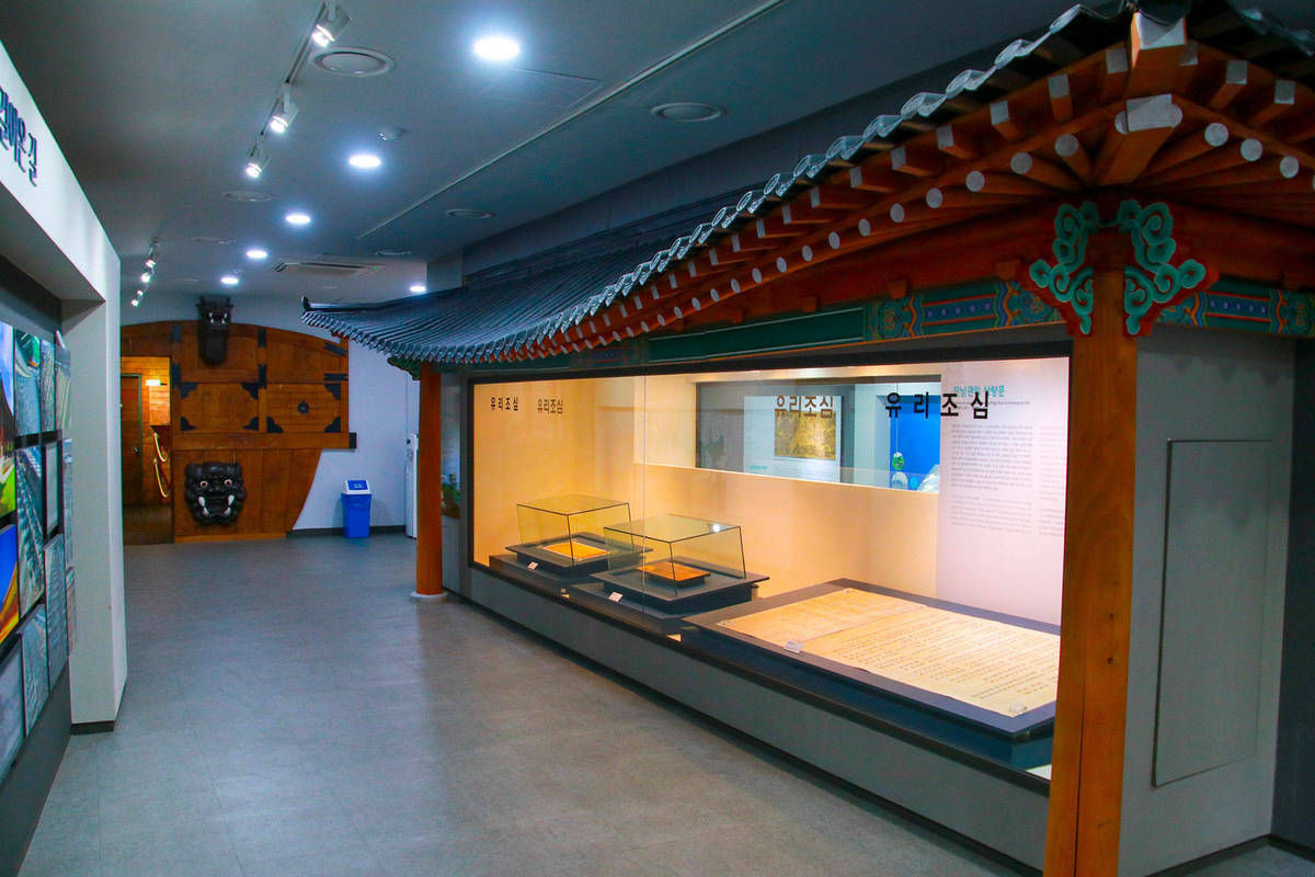 진남관 임란 유물 전시관 내부 전경