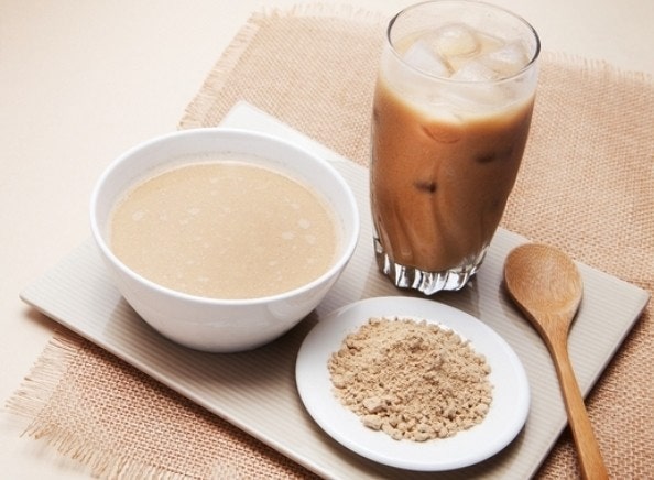 시원하게 컵에 담겨있는 음료와 접시에 담아져있는 음료사진