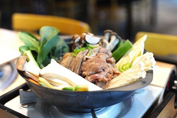 지노한우 불고기전골이 버너위에서 조리되고있는 사진