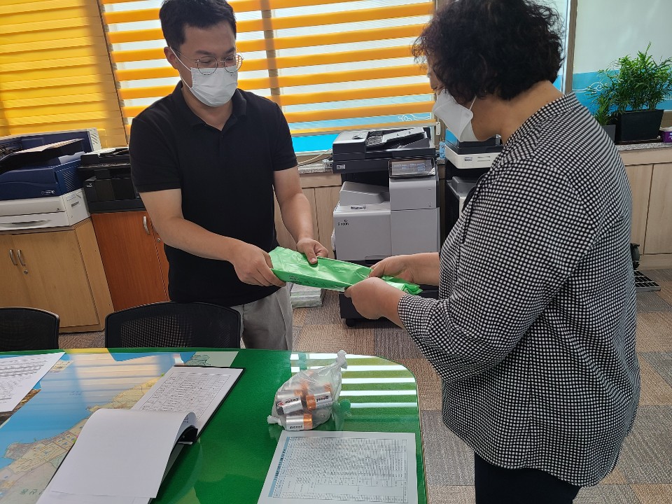 ▲ 여수시가 2050탄소중립을 위해 ‘재활용품 보상사업’ 품목을 확대한다. 종이팩과 폐건전지에 이어 투명페트병도 종량제봉투로 보상교환이 가능해졌다.