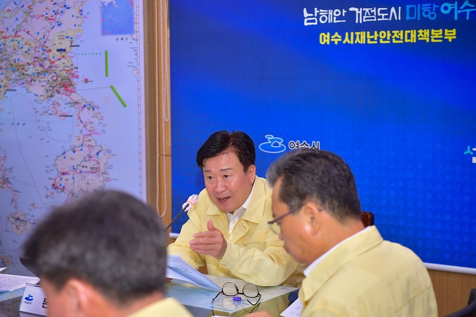 정기명 여수시장이 재난안전대책본부 회의에서 관계자들과 재난 대응 방안을 논의하는 모습