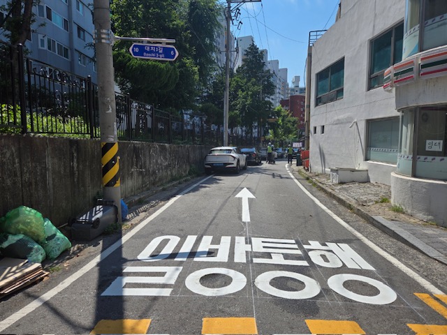 여수시, 여서동·문수동 2곳 일방통행 신규 지정…6일부터 본격 운영 - 교통 혼잡 개선 및 보행자 안전 확보… 주민·상인 의견 반영

일방통행표시가있는 도로사진