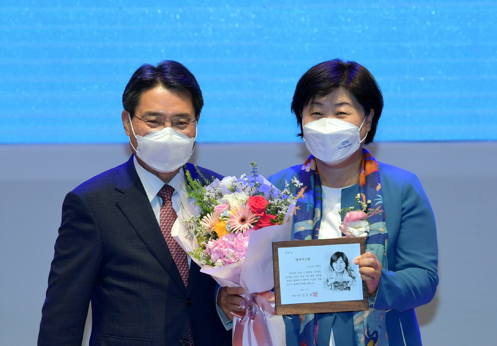 ▲ 5일 여수세계박람회장 엑스포홀에서 열린 여순사건 특별법 국회 통과 환영행사에서 권오봉 여수시장(왼쪽)이 서영교 국회 행정안전위원장(오른쪽)에게 명예시민패를 수여하고 기념촬영을 하고 있다.