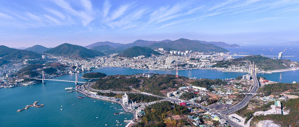 돌산대교와 거북선대교가 펼쳐진 여수시 원도심 전경