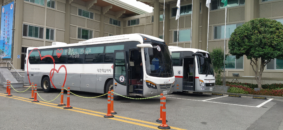▲ 여수시청을 방문한 ‘대한적십자사 이동헌혈 차량’