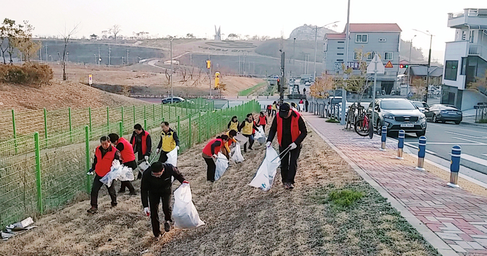 ▲ 여수시가 ‘청결한 설 연휴‘를 위해 종합상황실과 기동처리반을 운영한다. 1월 24일부터 28일까지 각 읍면동과 시민들이 참여하는 ’설맞이 청결활동‘도 실시할 계획이다.