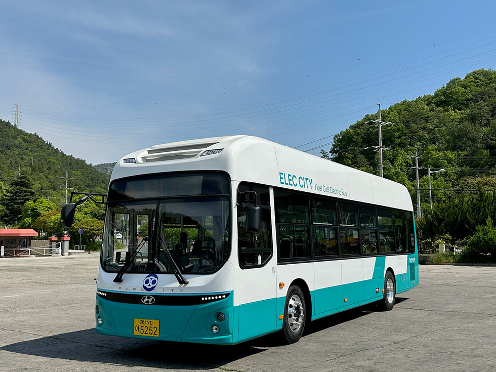 ▲ 여수시가 오는 4일부터 전남도 최초로 친환경 수소버스를 운행한다.