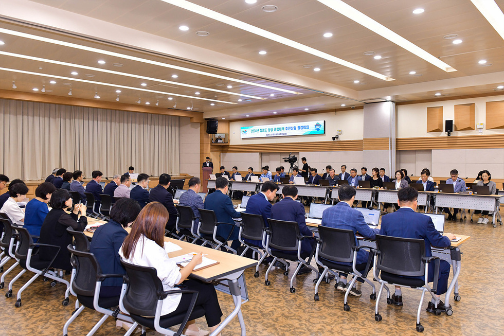회의실에서 여러 사람들이 모여 2022년 정보도시 동향 및 통합관리체계 구축방향에 대해 논의하고 있는 장면이다.