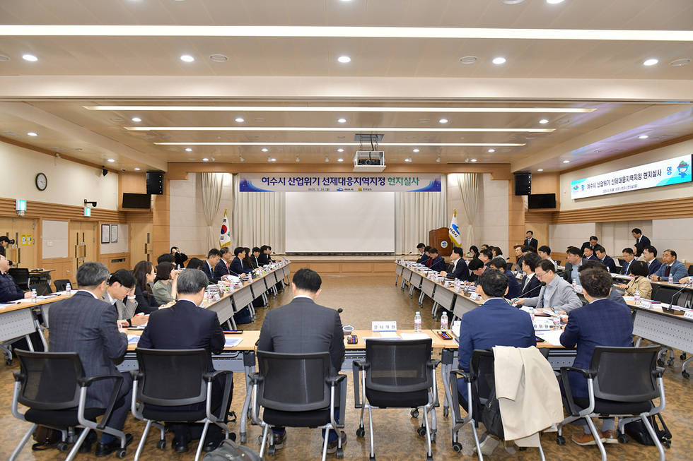 이후 시청 회의실에서 여수시로부터 석유화학 분야의 불황과 대응 상황에 대한 보고를 받고 심도 있는 토론 전체사진 01