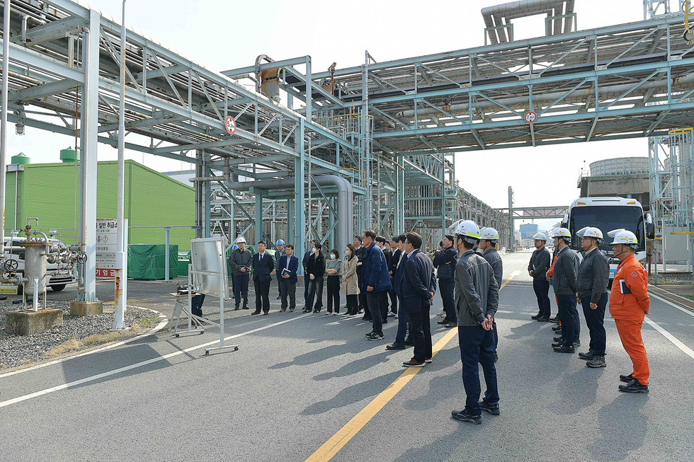 산업부와 중앙부처등이 롯데케미칼에 방문해 수출실적 감소에 대한 기업의 애로 사항을 청취 하는 사진01