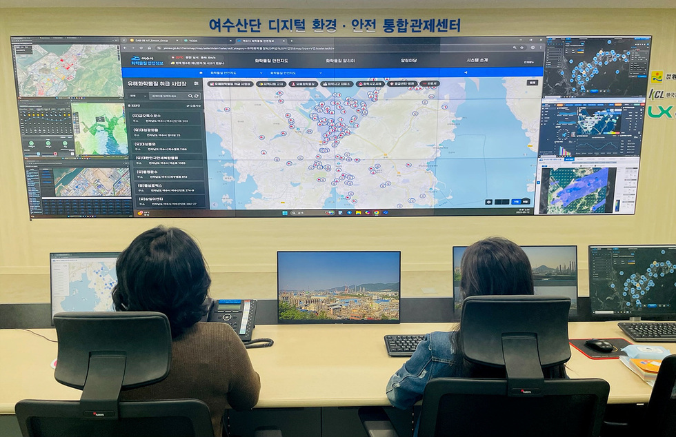 여수산단 디지털 환경 안전 통합관제센터에서 두 명의 직원이 모니터를 통해 데이터를 분석하고 있는 모습이다.