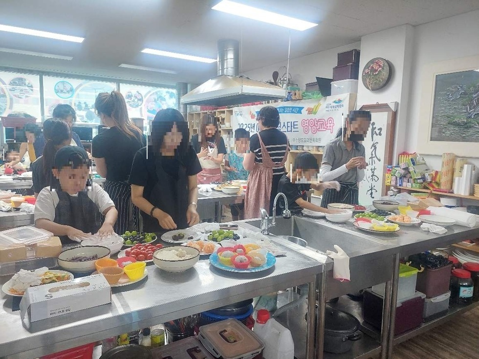 아동과 가족 50명을 대상으로 여수향토문화학원에서 영양교육 및 전통 간식 만들기 체험 프로그램을 운영 사진 간식을 만들고있는 사진이다.