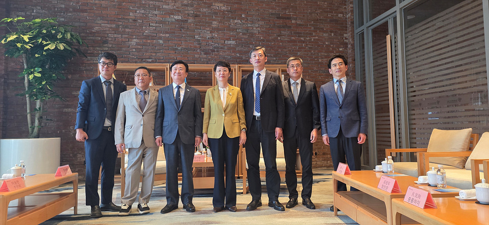 여수시와 중국 웨이하이 대표단이 면담 후 함께 기념 촬영을 하는 모습