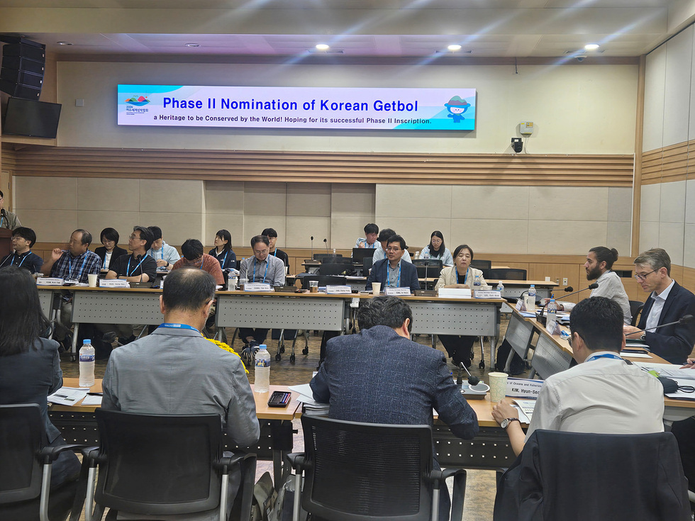 여수에서 한국의 갯벌 2단계 등재를 위한 회의가 진행되고 있는 모습으로, 여러 전문가와 관계자들이 참석해 의견을 나누고 있다.
