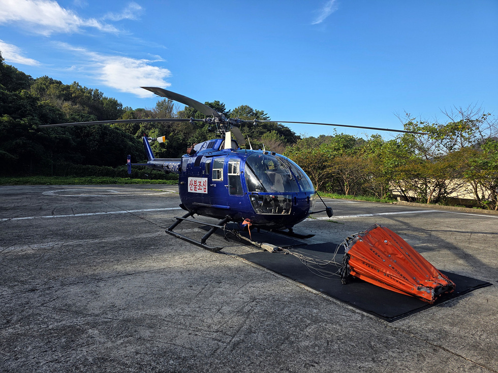 산불 예방을 위한 헬기가 진남체육공원 내 계류장에 배치되어 있는 모습