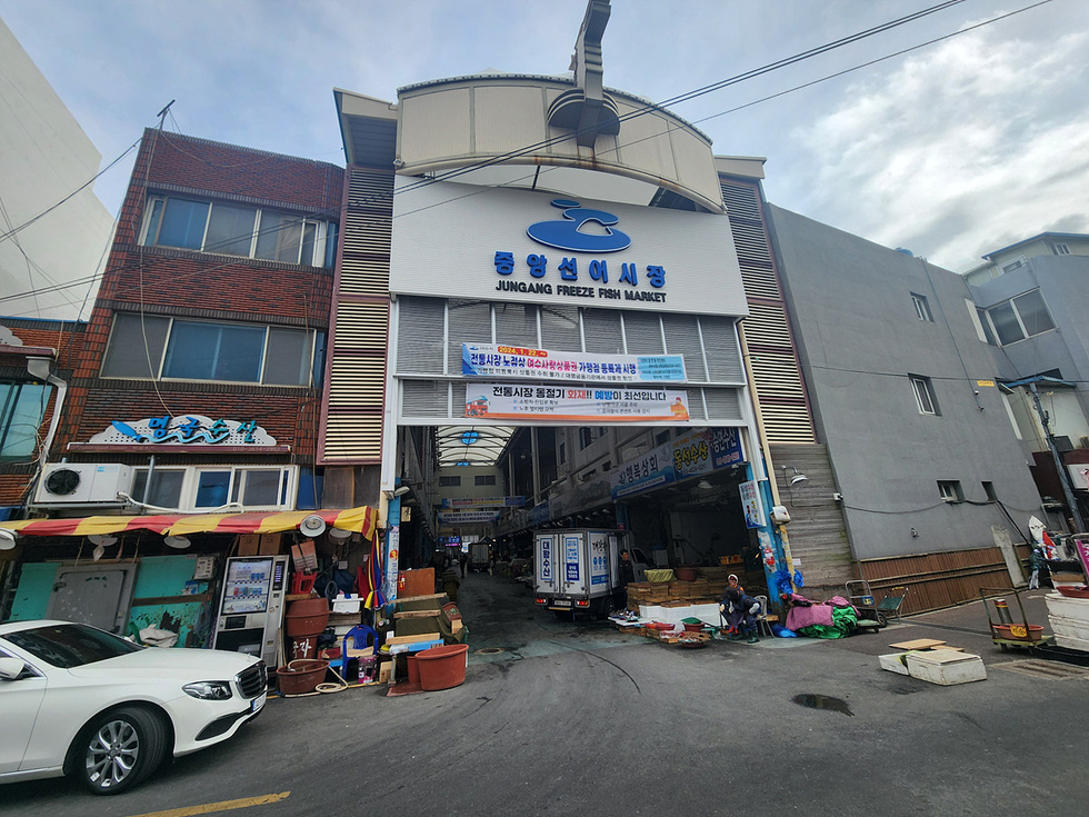 여수 중앙선어시장, 2억 원 투입해 ‘새 단장’…안전과 쾌적함 UP - 건설 | 코리아NEWS