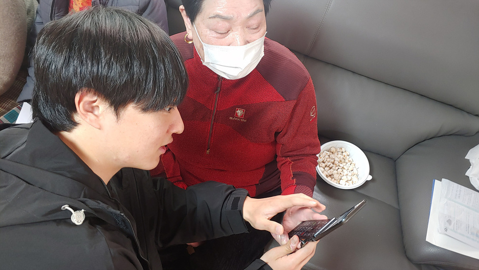 여수시, 어르신 집 앞으로 스마트폰 찾아가는 디지털 교육 실시 - 복지 | 코리아NEWS